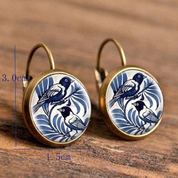 NEW| Beautiful Round Vintage Blue Bird Retro Floral Earrings - Picture 3 of 3